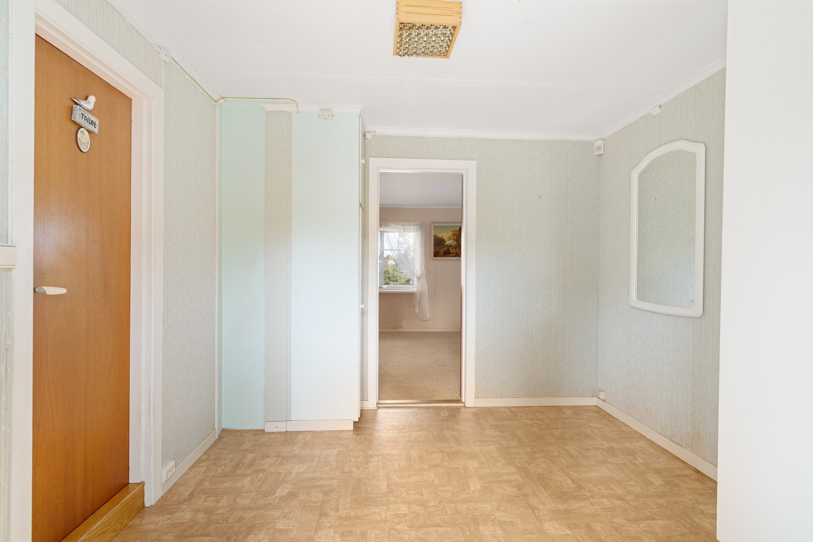 Fra entreen er det adkomst til badet og videre inn mot stuen. Galleribilde