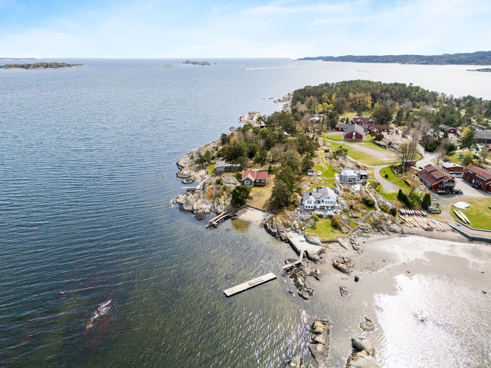 Oversiktsbilde som viser eiendommens unike plassering på den nordøstlige delen av Natholmen. Galleribilde