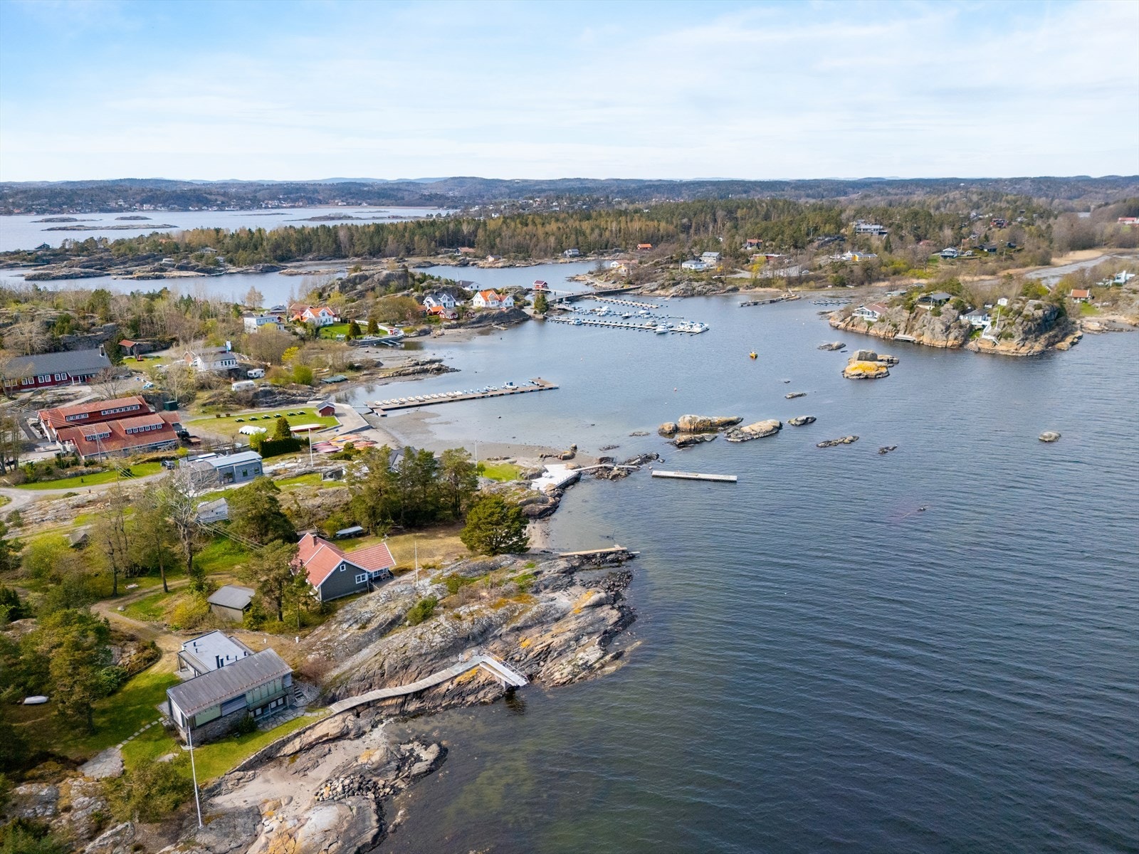 Natholmen er et idyllisk og veletablert hytteområde i en attraktiv skjærgård. Galleribilde