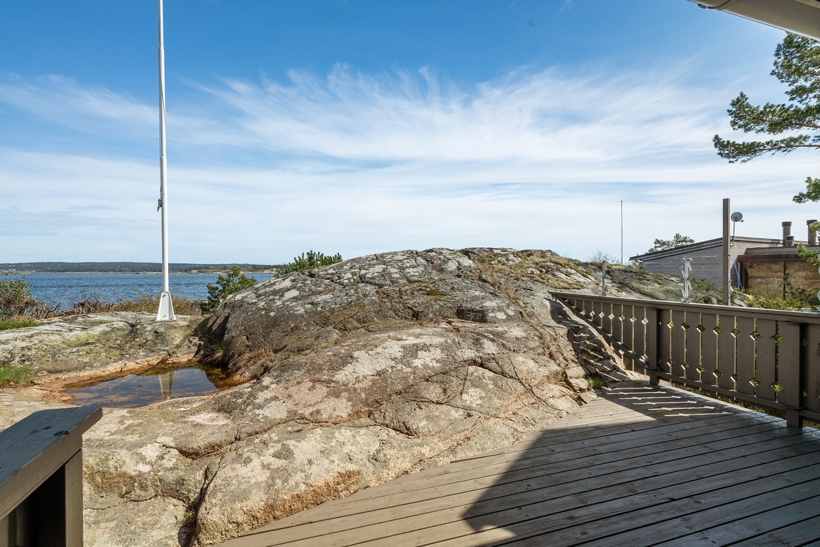 Fra terrassen med utgang fra stuen går man rett ut på svabergene som leder ned mot vannet. Galleribilde