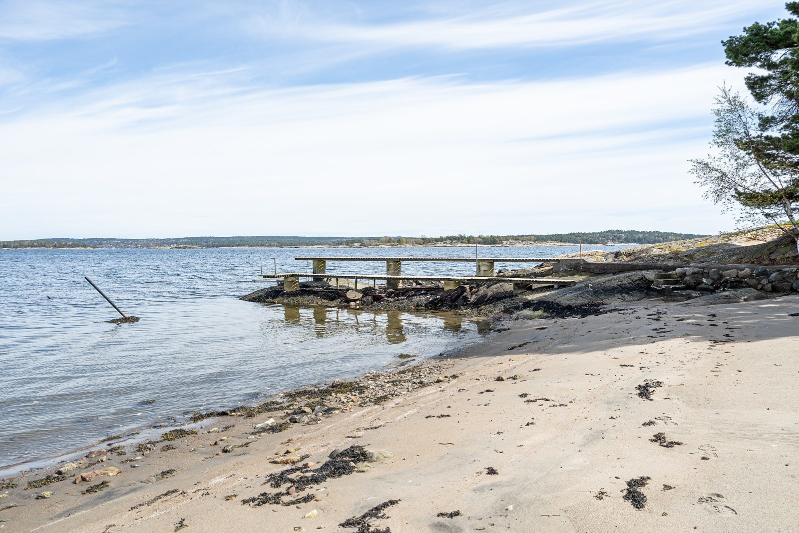 Egen brygge og strand gir enkel mulighet for båtplass og bading. Galleribilde