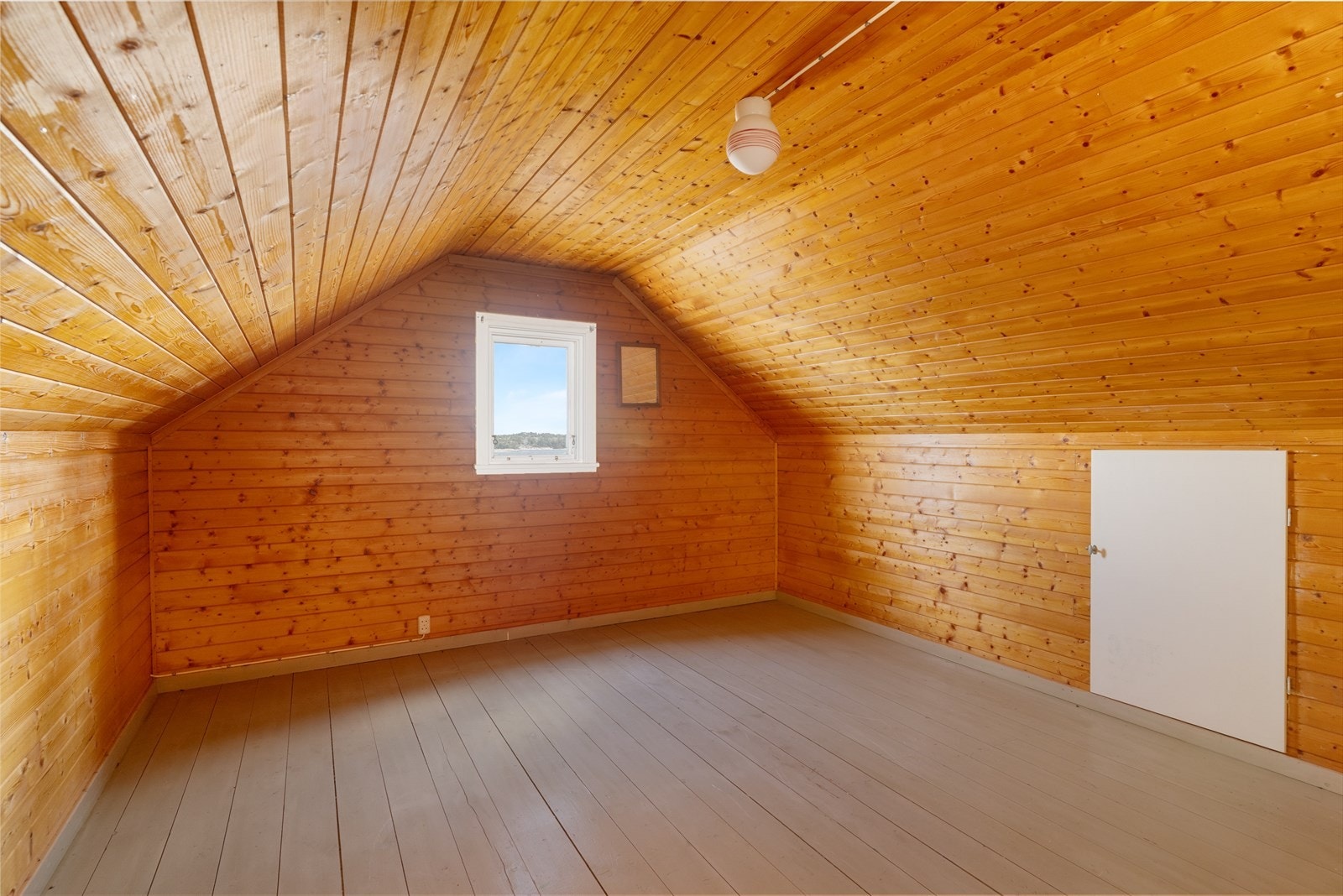 Et annet av loftsrommene, med malte gulv og god takhøyde i midten. Galleribilde