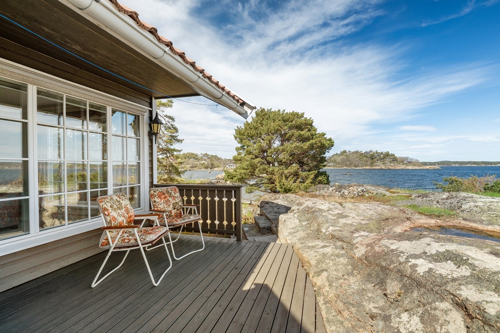 Terrassen gir en fin uteplass med utsikt mot sjøen og svabergene. Galleribilde