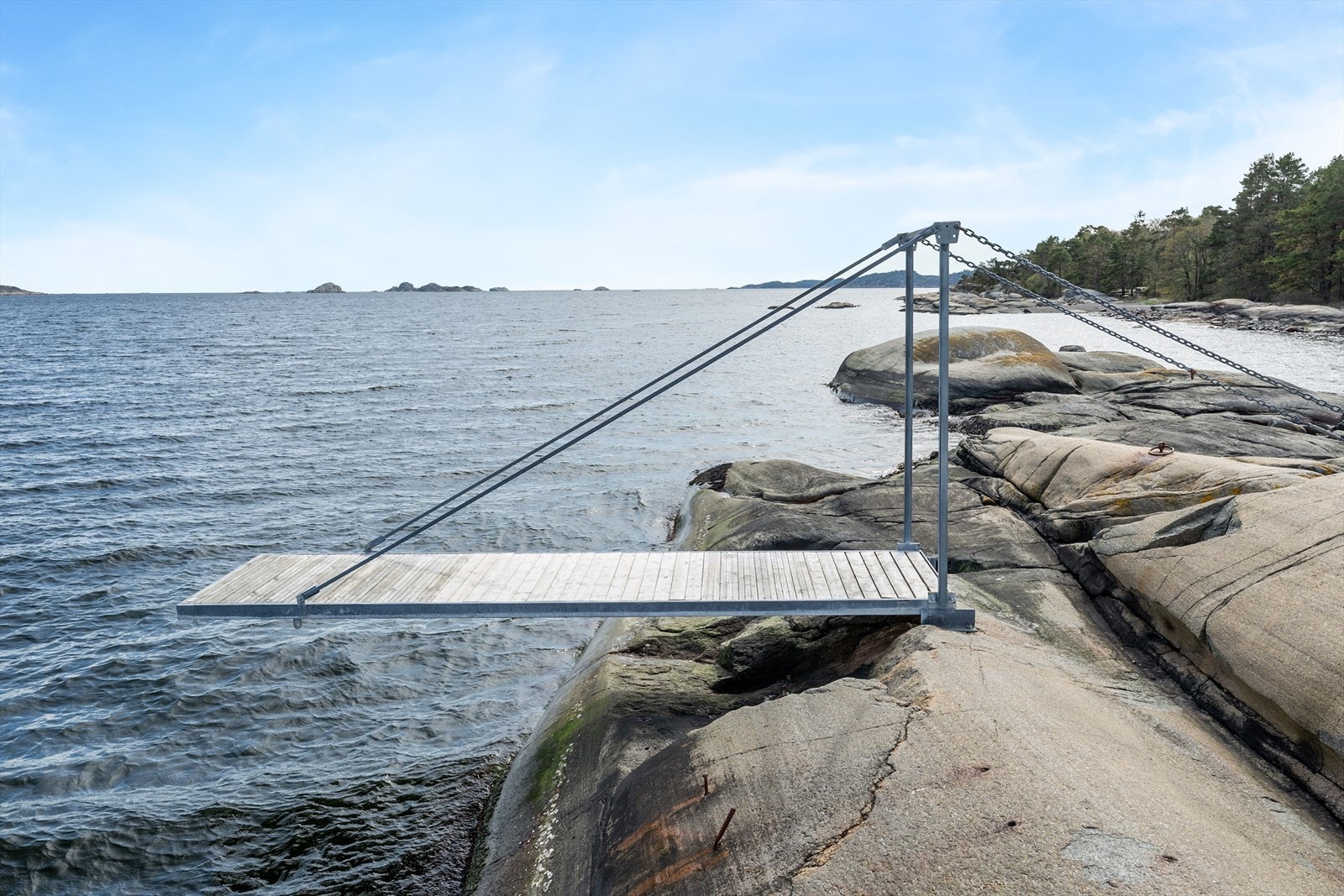 Badebrygge som ligger noen hundre meter syd for eiendommen. Galleribilde