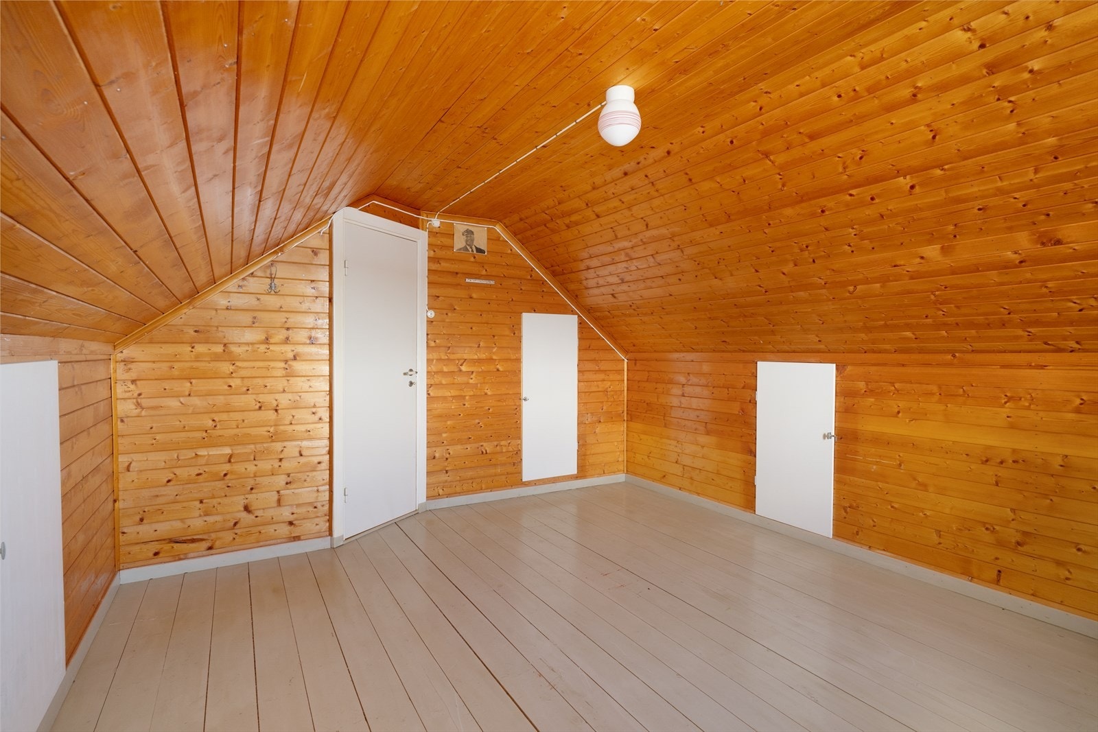 Loftsrommene har praktiske kott for lagring langs kneveggene. Galleribilde
