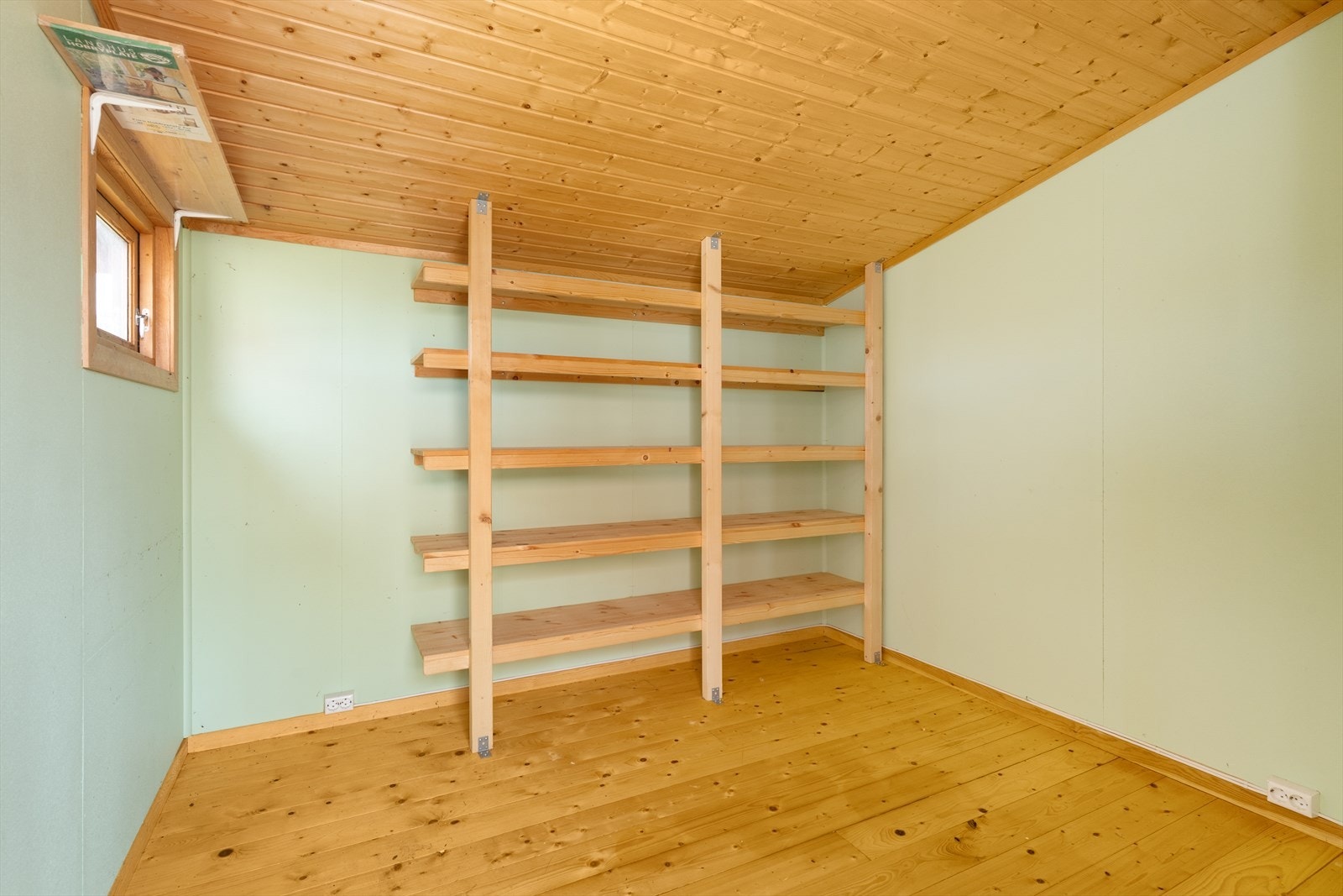 Fra en av bodene i uthuset med praktiske hyller. Galleribilde