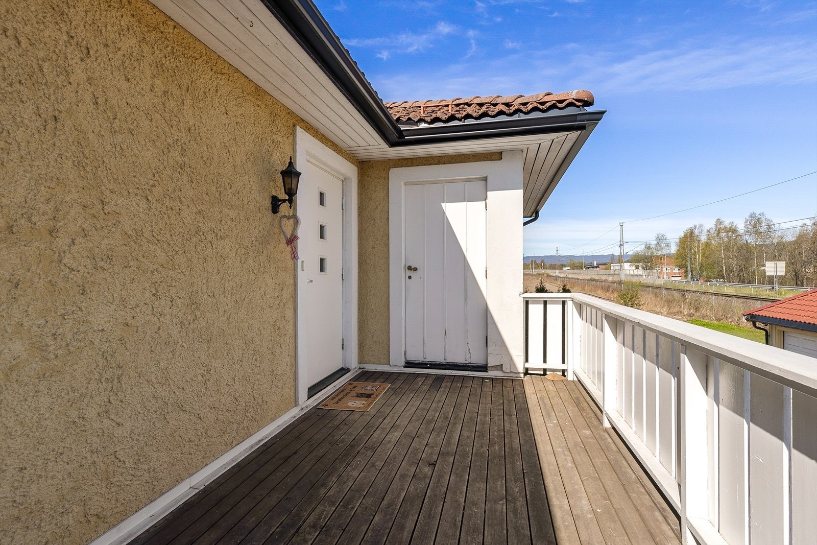 Foran leiligheten er det adkomstterrasse med tilliggende utebod. Galleribilde
