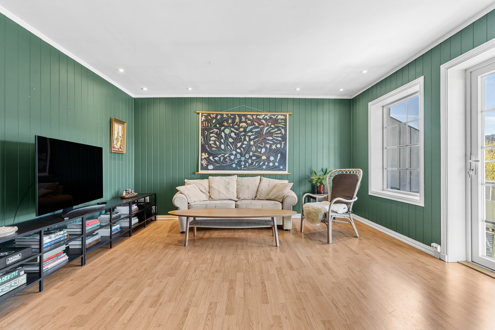 Allrommet har naturlige soner for sofagruppe og spisebord. Galleribilde