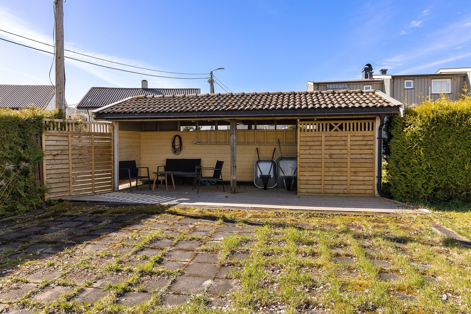 Felles utestue og platting med møblement og utstyr for å ordne i hagen. Gode solforhold. Galleribilde