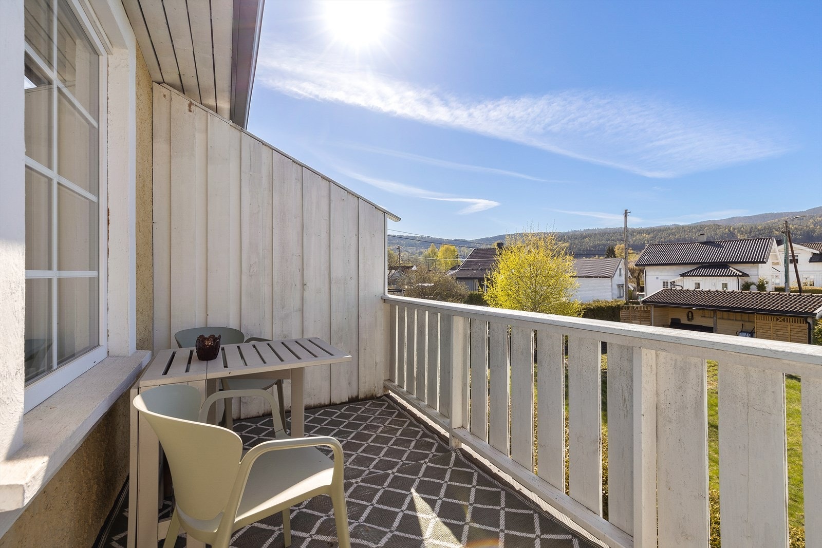 Leiligheten ligger i 2.etasje i firemannsbolig, og har syvendt balkong og adkomstterrasse. Galleribilde