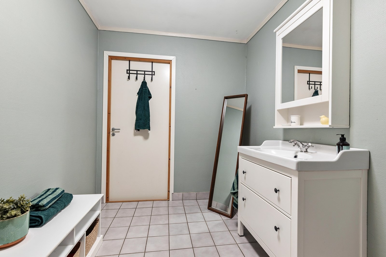 Badet har god plass til oppbevaring. Galleribilde