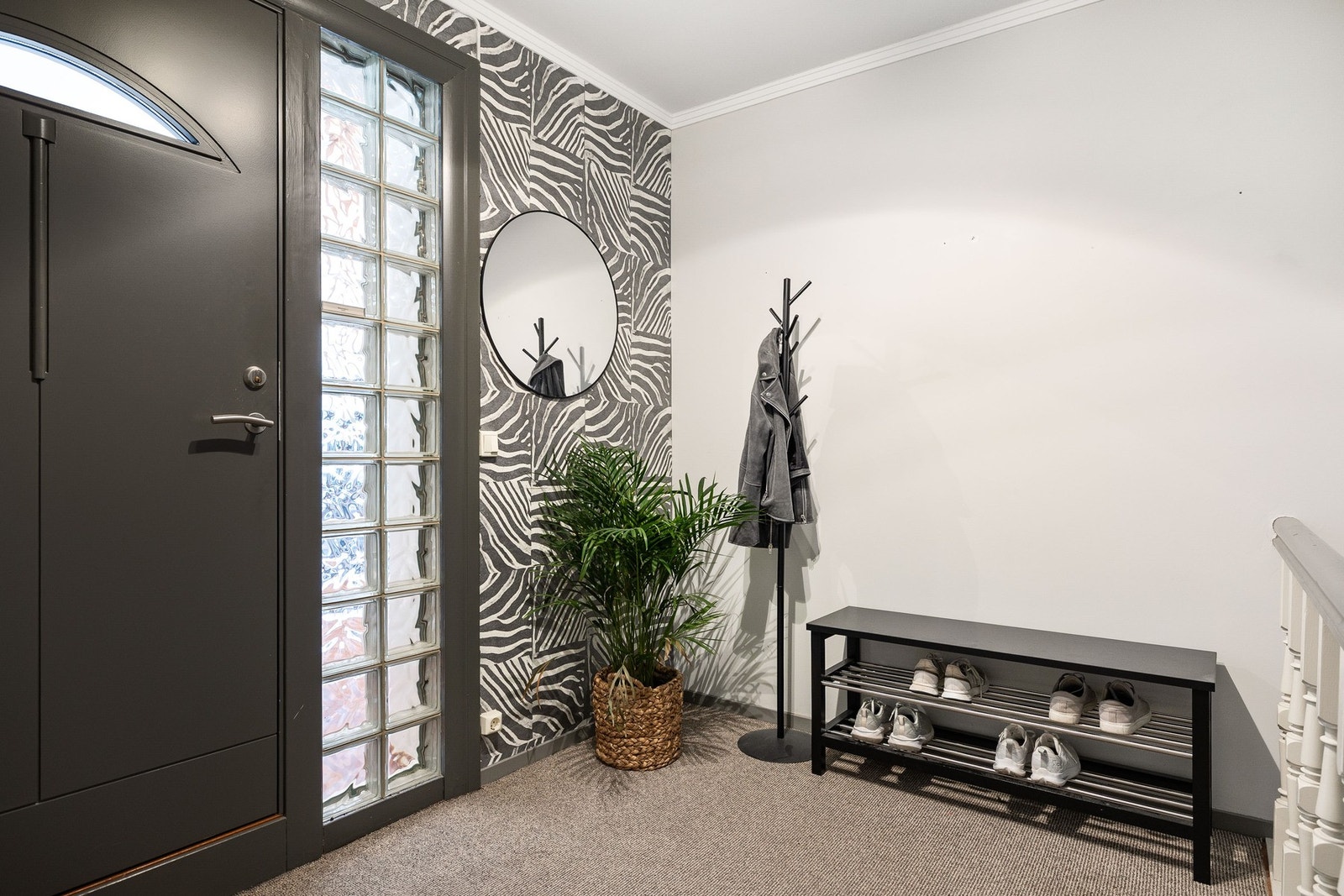 Inngangsparti med ytterdør, glassbyggerstein, speil og knaggrekke. Velkommen inn! Galleribilde