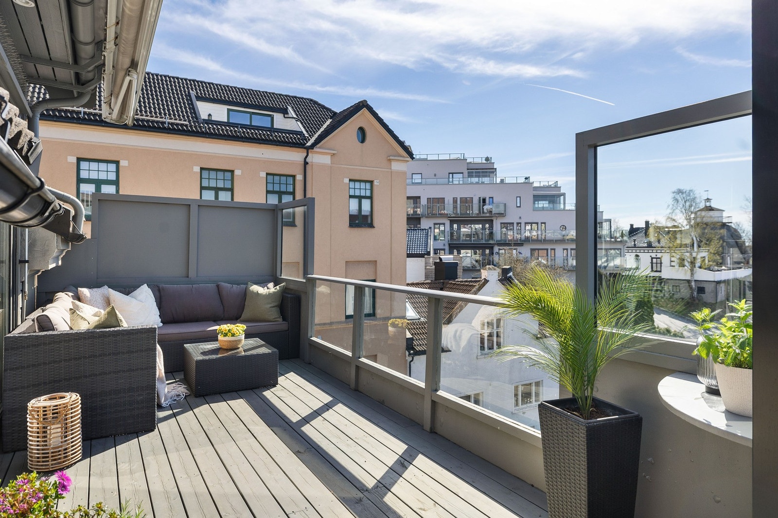 Lys og romslig uteplass med utsikt over nabolaget og sjøen, perfekt for avslapning og sosiale sammenkomster. Galleribilde