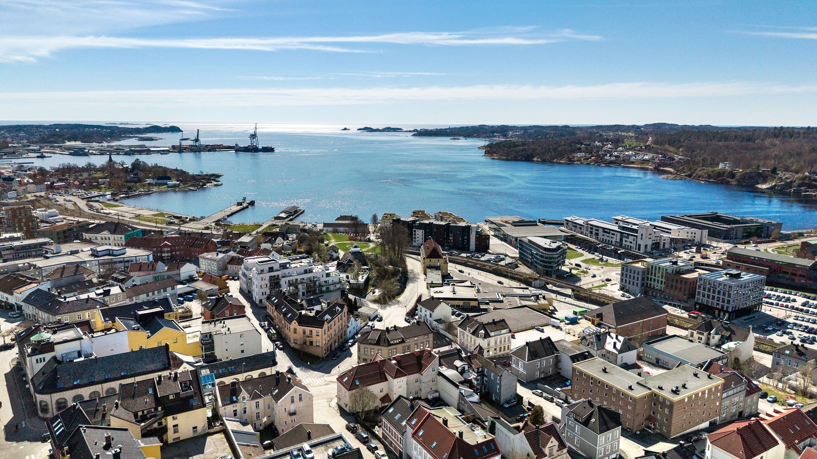 Larvik byr på en kombinasjon av byliv og naturnærhet, og området rundt Bøkkerveien er intet unntak. Galleribilde