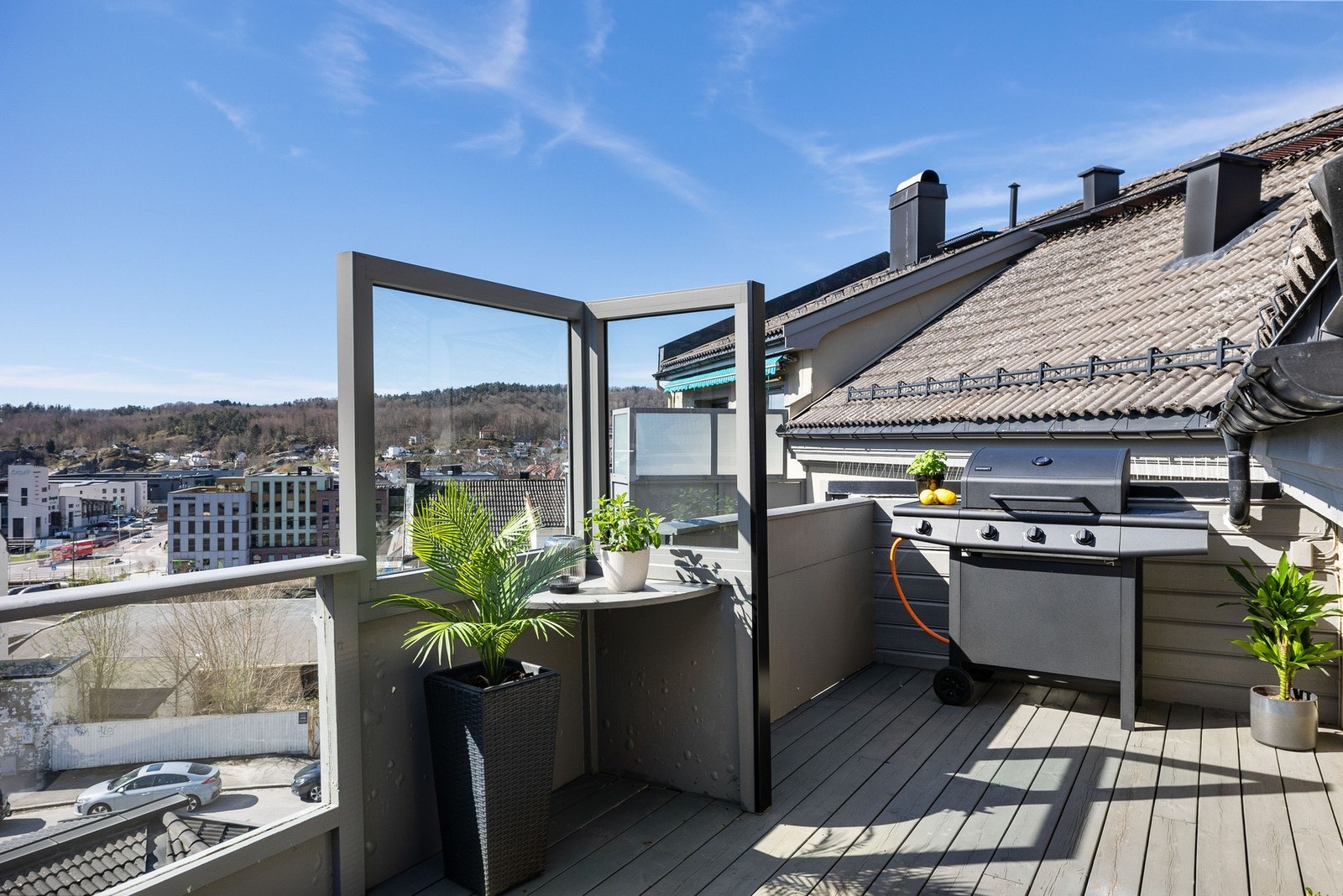 Det er god plass til utemøbler, planter og grill på uteplassen. Galleribilde