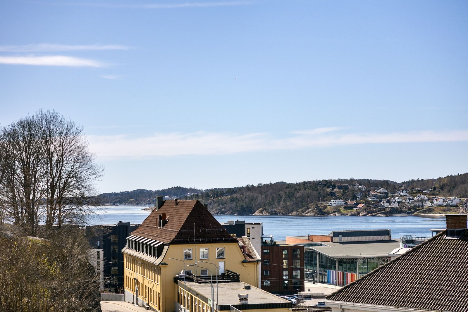 Utsikt over nærområdet med sjøen og omgivelsene. Galleribilde
