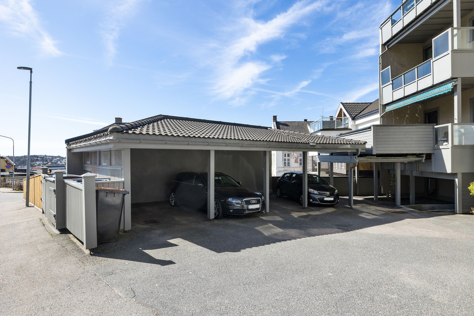 Bilen parkeres i egen carport. Galleribilde