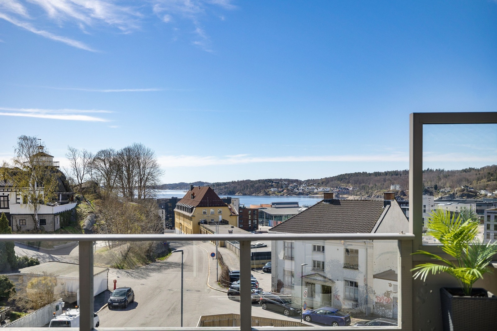 Uteplassen har glassrekkverk og utsikt over nærliggende bygninger og sjø. Her slapper du godt av! Galleribilde
