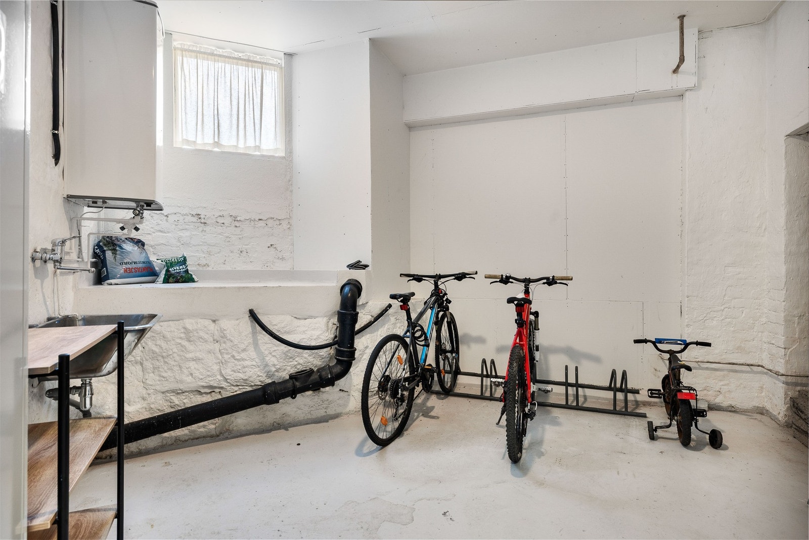 I kjelleren er det en praktisk fellesbod med god plass til sykkelparkering. Galleribilde