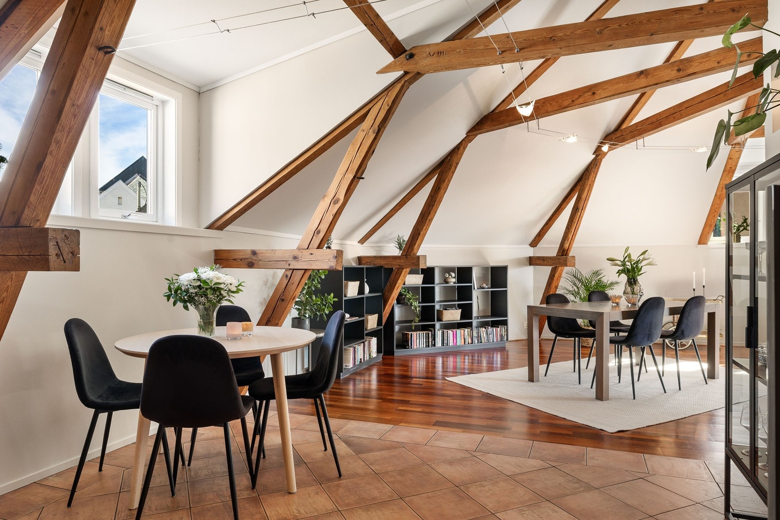 Leiligheten har en særdeles flott arkitektonisk utforming, med synlige takbjelker og kreative, gjennomtenkte løsninger. Galleribilde