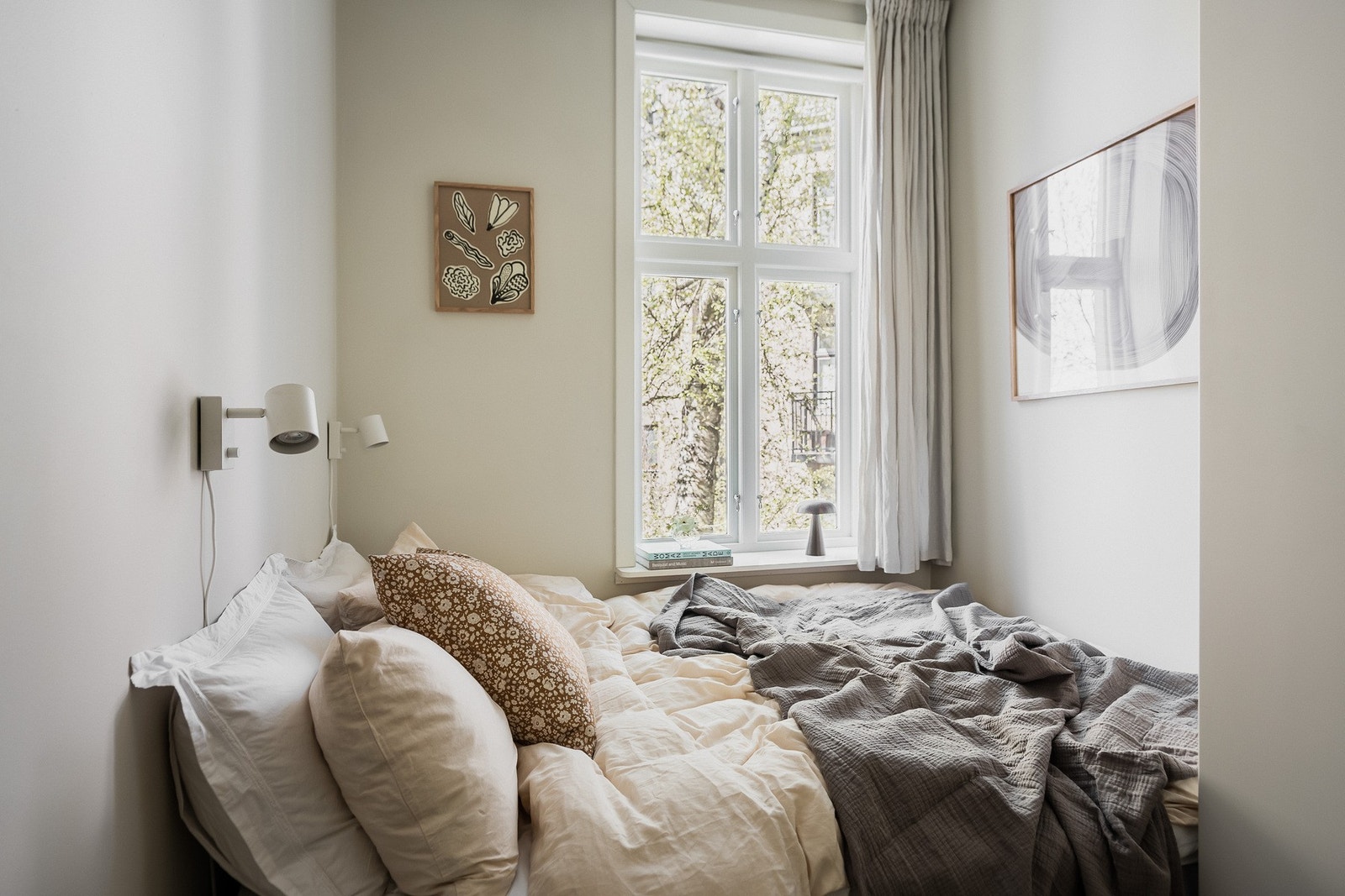 Soverommet har plass til dobbeltseng og vender mot et stille område. Galleribilde