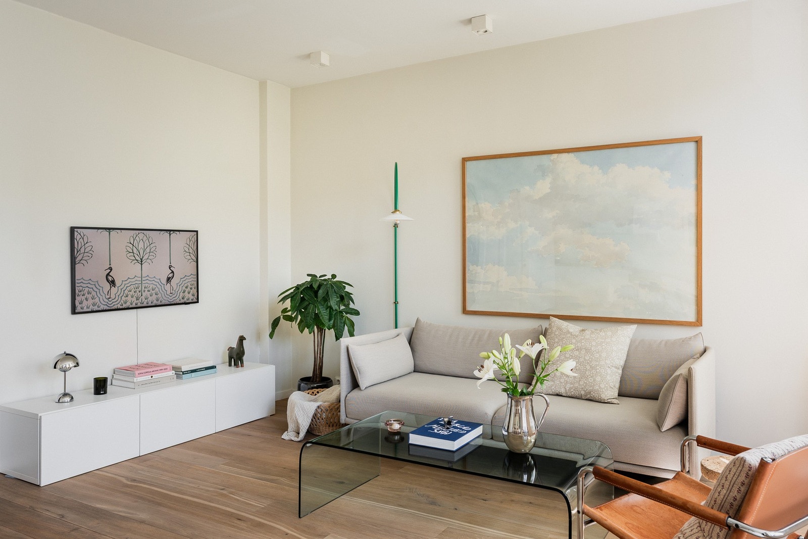 Stuen er lett å møblere med plass til både sofagruppe og mediamøbel. Galleribilde