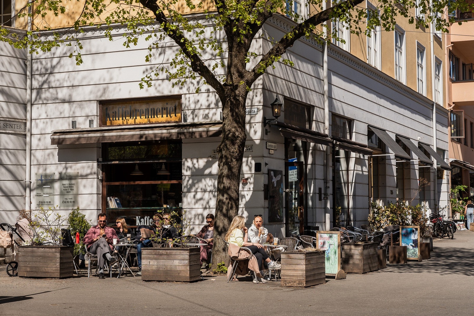 I nærområdet finner du et rikt utvalg av kafeer og spisesteder, som populære Kaffebrenneriet. Galleribilde