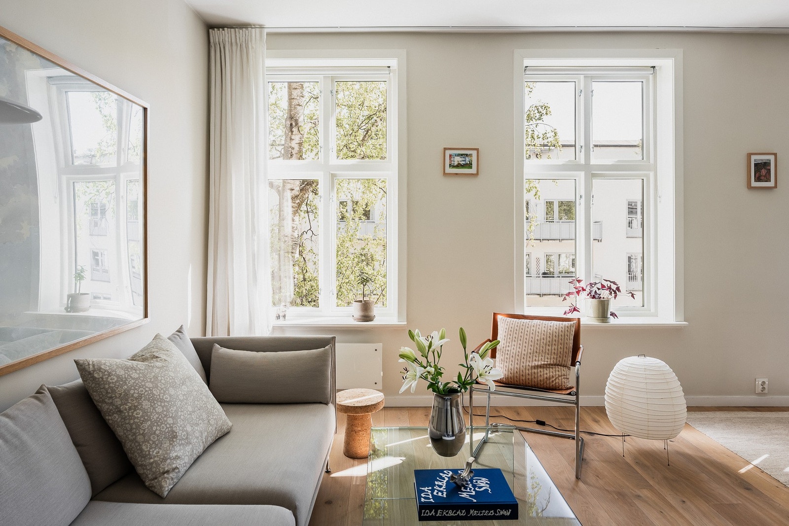 De klassiske, store vinduene er karakteristiske for bygården og slipper inn rikelig med dagslys. Galleribilde