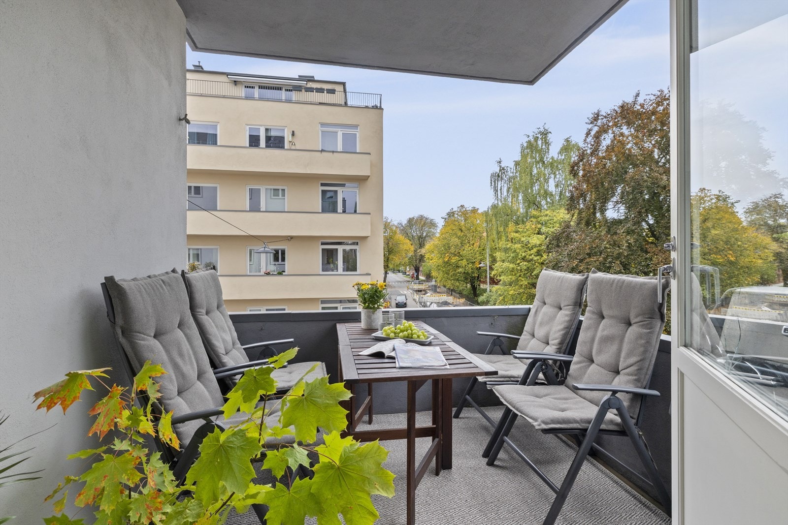 Hyggelig overbygget balkong med adkomst fra stuen. Galleribilde