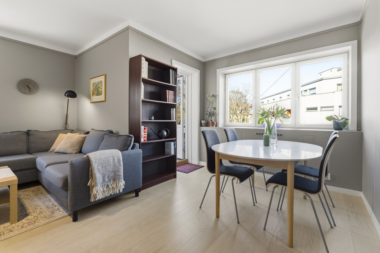 Hyggelig spiseplass i stuen og utgang til balkong. Galleribilde