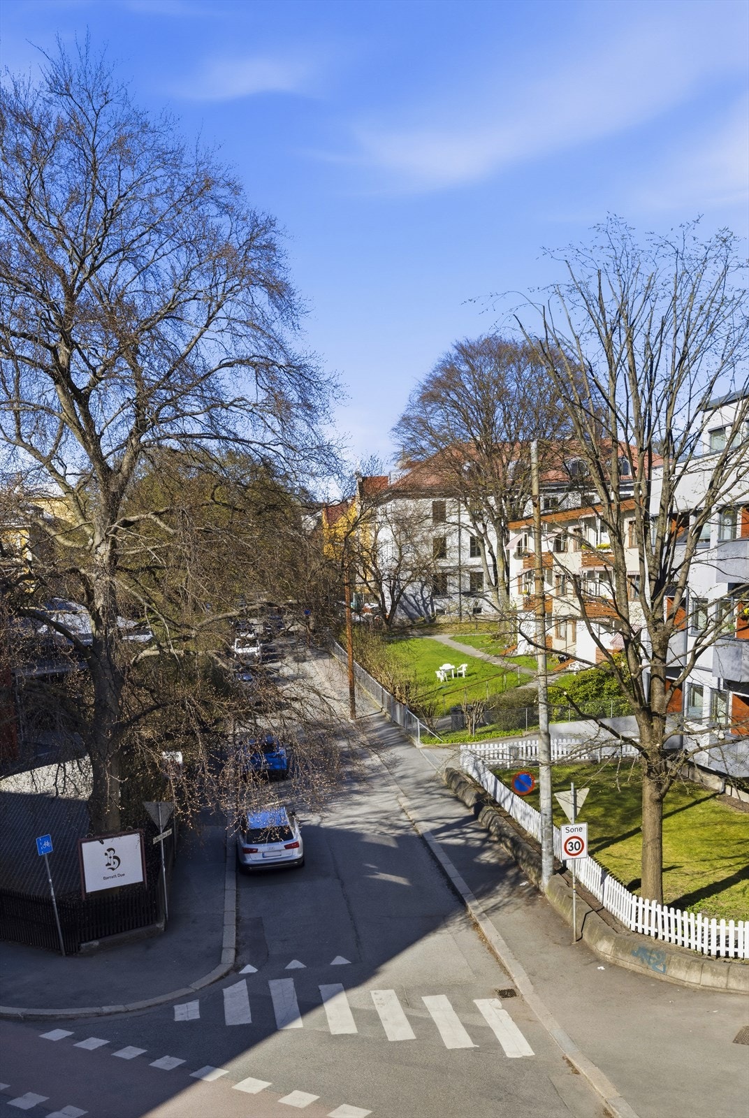 Boligen har flott utsyn mot småhusbebyggelsen i Lyder Sagens gate. Galleribilde