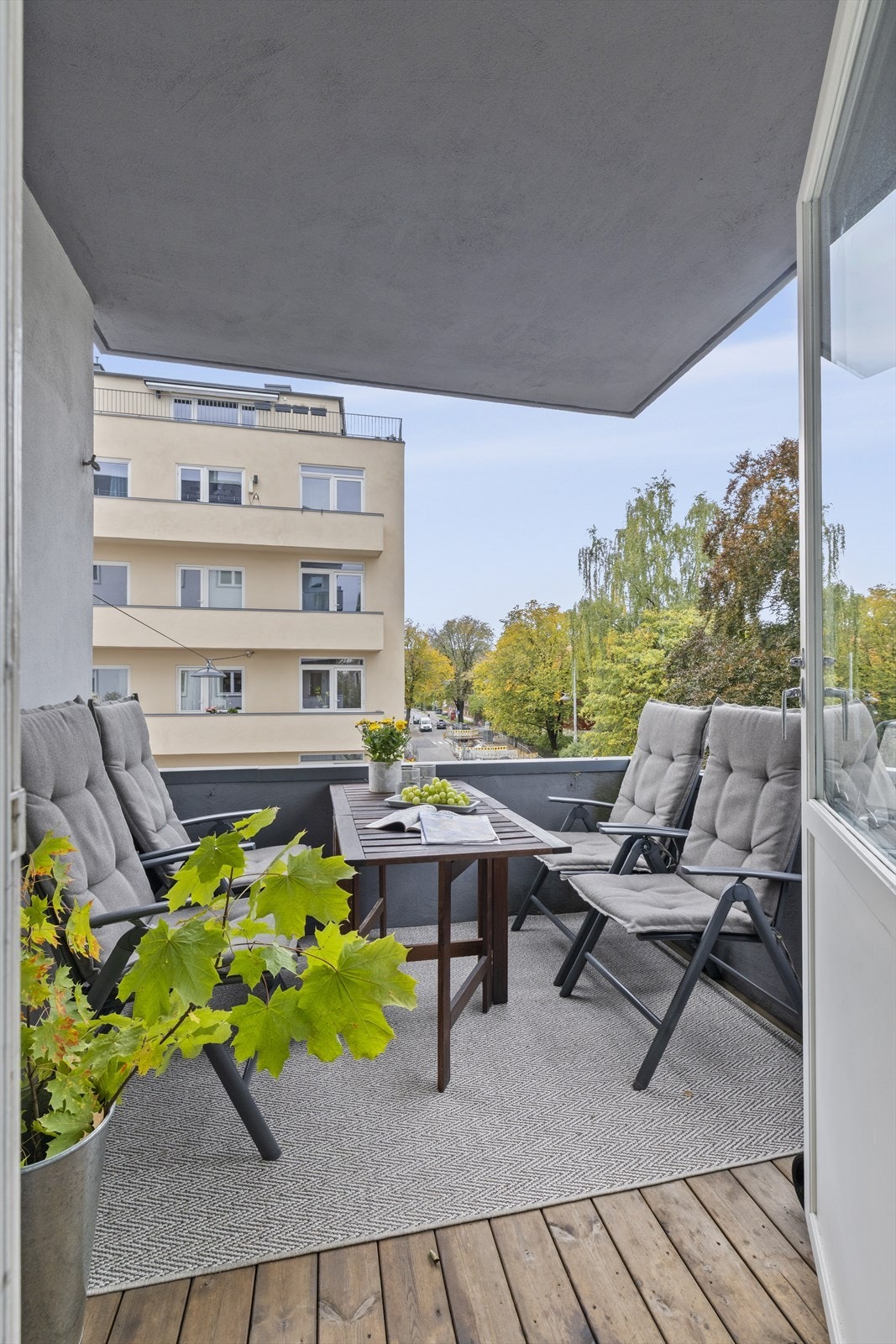 Balkongen er overbygget og det er tredekke på gulvet. Grillen er i dag plassert bak balkongdøren. Galleribilde