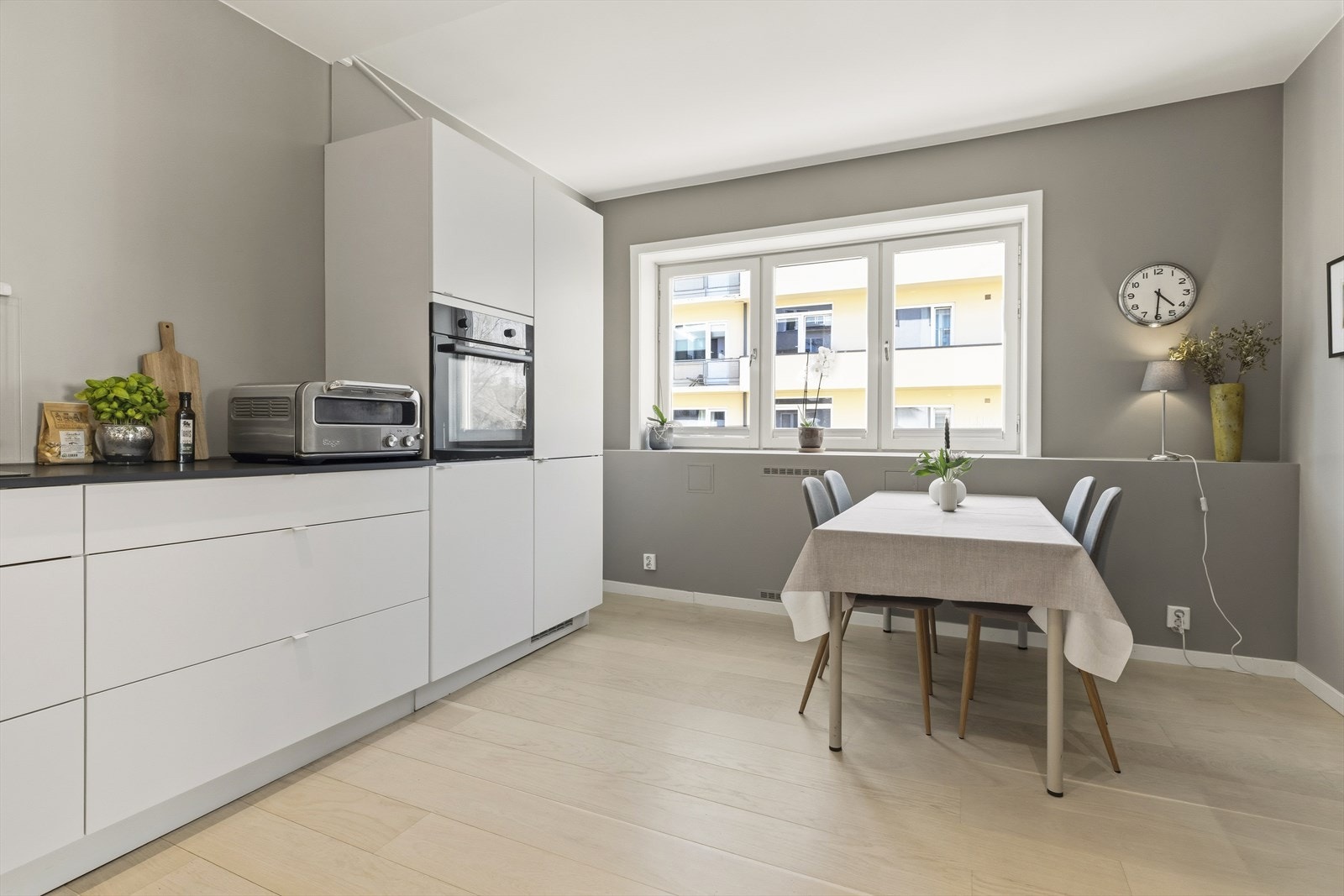 Kjøkkenet er meget romslig og det er god plass til spisebord. Galleribilde