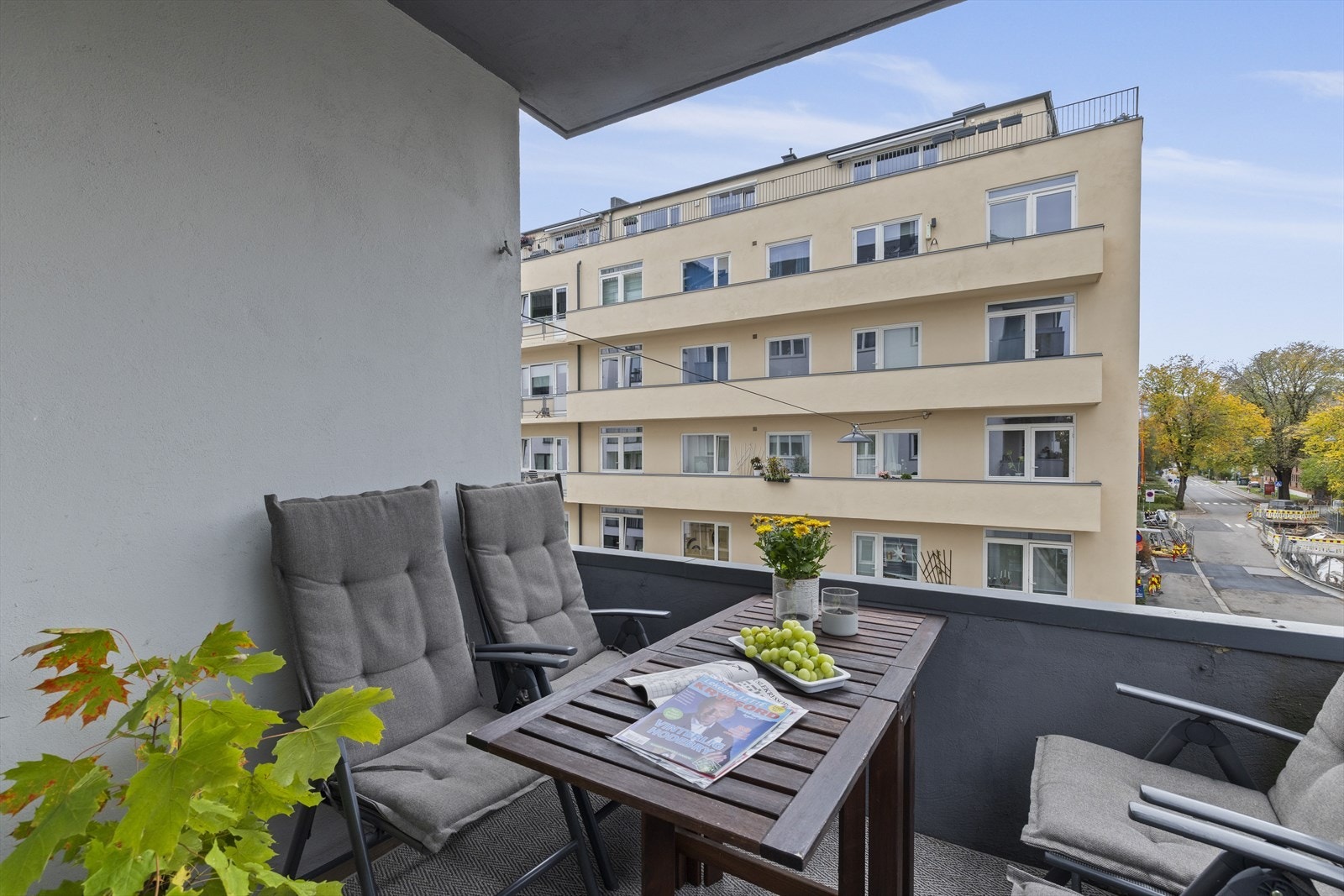 Hyggelig balkong på 6 kvm. Sommerstid er det både morgensol og kveldssol. Galleribilde