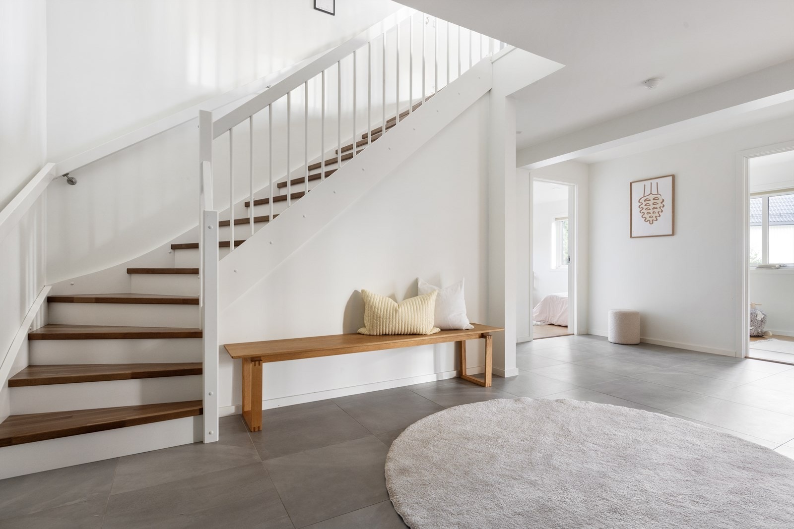 Fra entreen fører trappen deg opp til boligens hovedetasje. Galleribilde