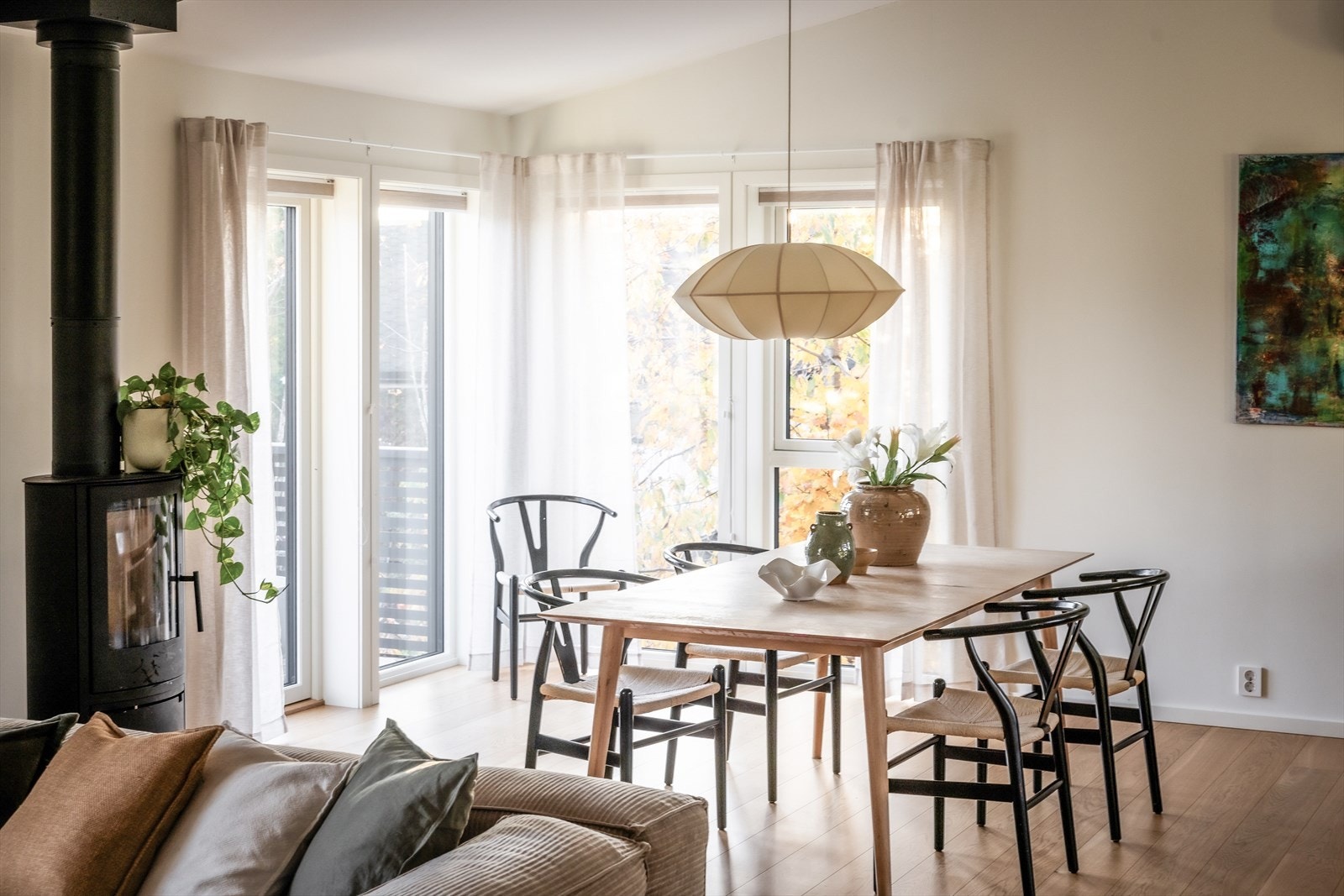 Fra spisestuen er det direkte utgang til terrassen. Galleribilde
