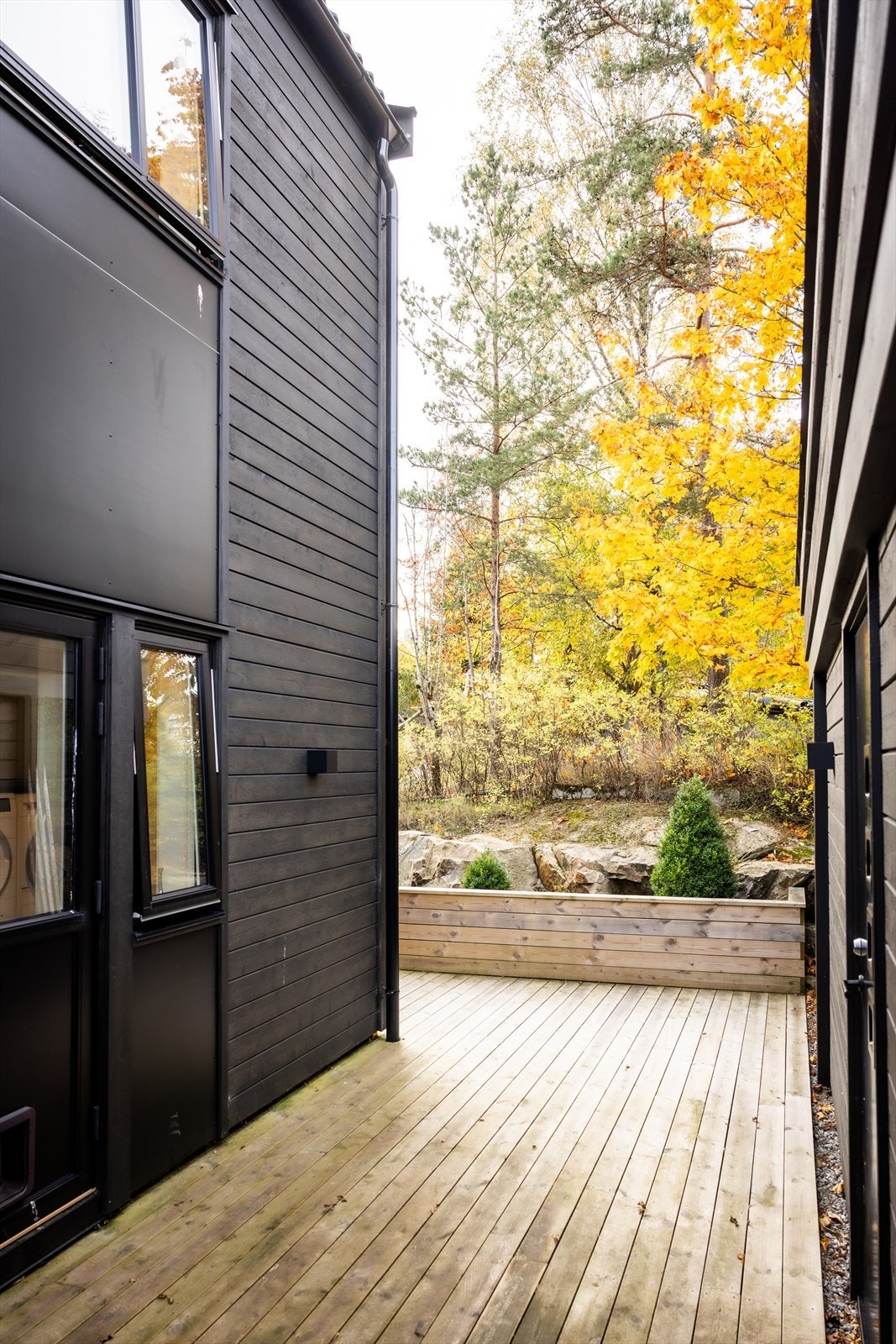 En treplatting leder langs siden av huset. Galleribilde