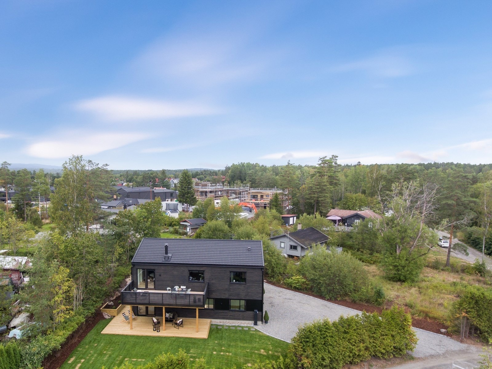 Her bor man i rolige omgivelser med nærhet til både natur og servicetilbud. Galleribilde