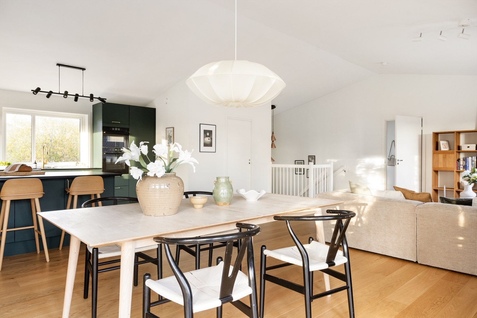 Spisestuen er en naturlig del av allrommet. Galleribilde