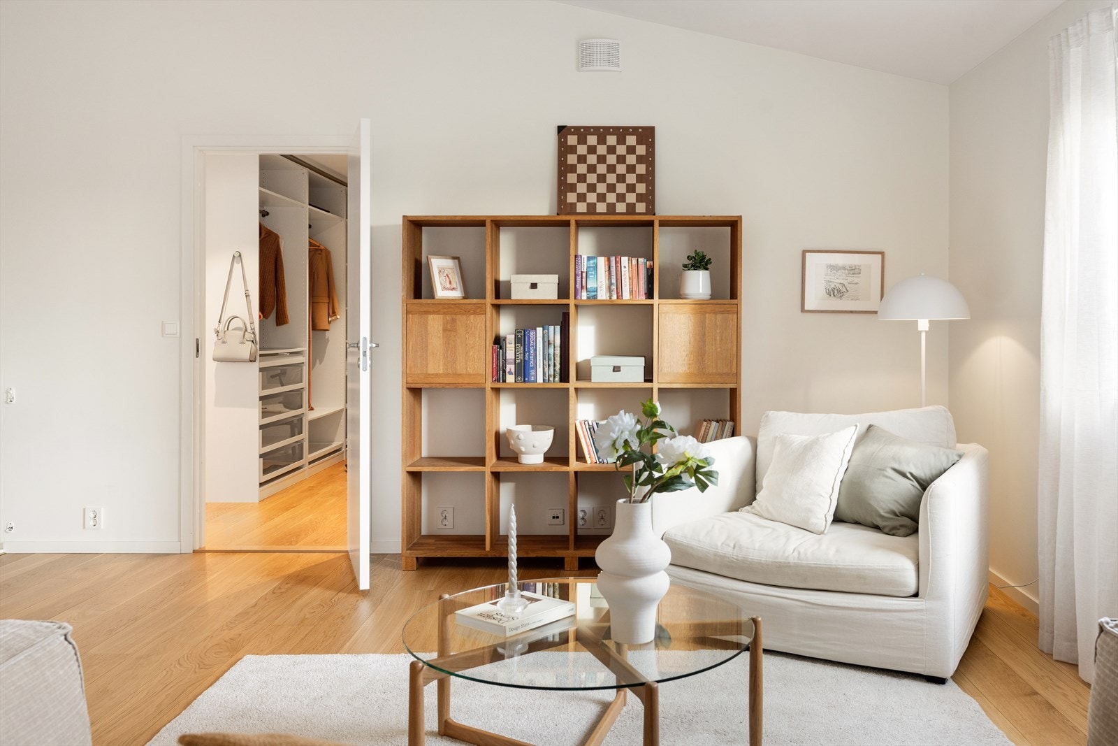 Fra stuen er det inngang til et romslig walk-in-closet. Galleribilde