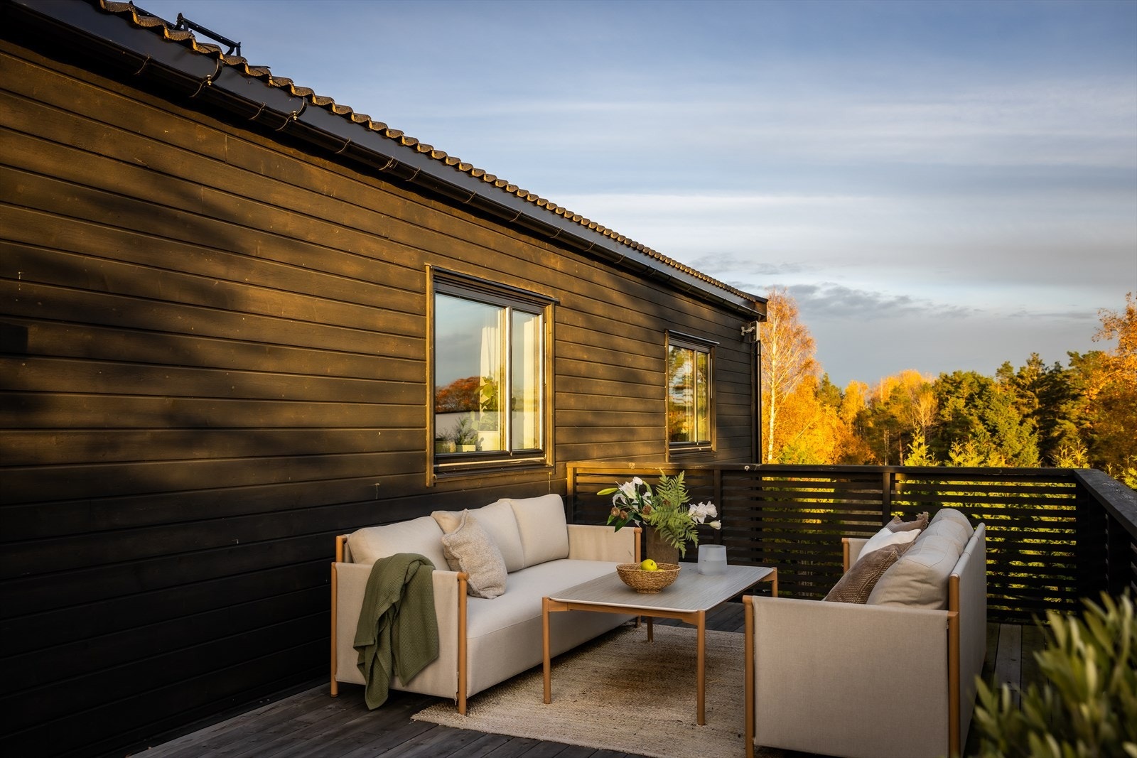 Uteplassen er orientert for å maksimere solforholdene. Galleribilde