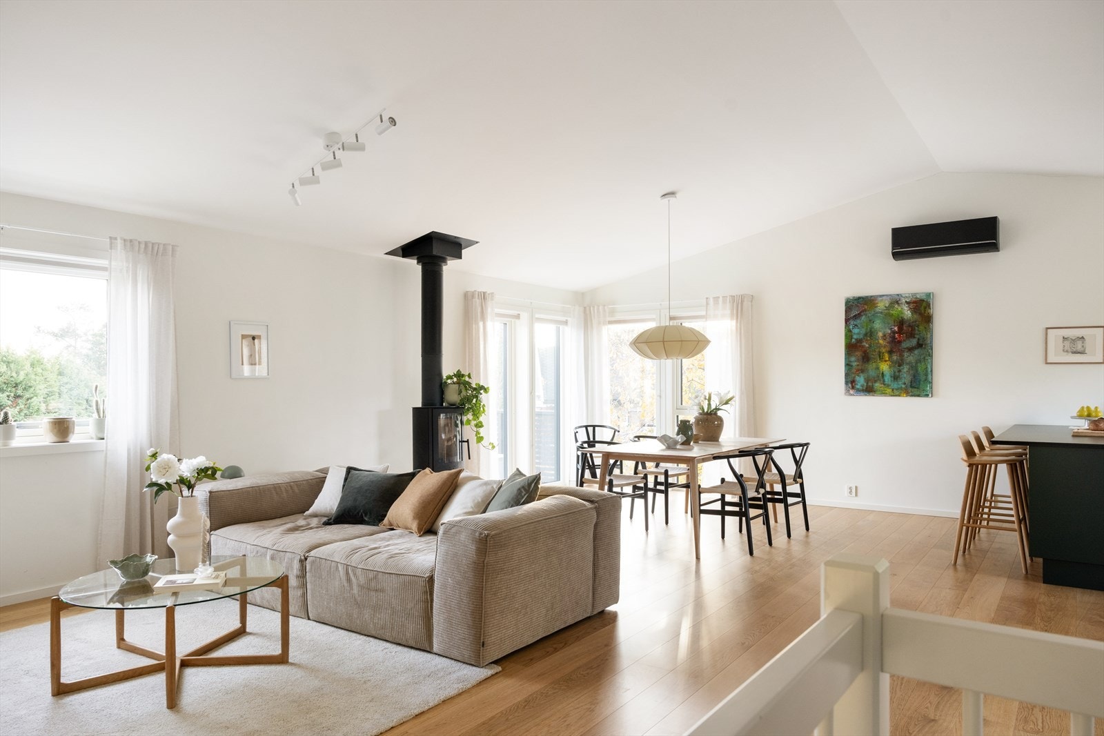 Åpen løsning med store vinduer og masse naturlig lysinnslipp. Galleribilde