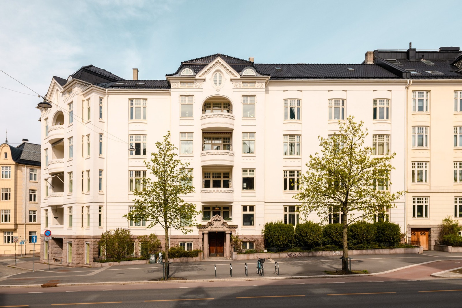 Hverdagslogistikken er enkel med søndagsåpen matbutikk og flere restauranter i umiddelbar nærhet. Galleribilde