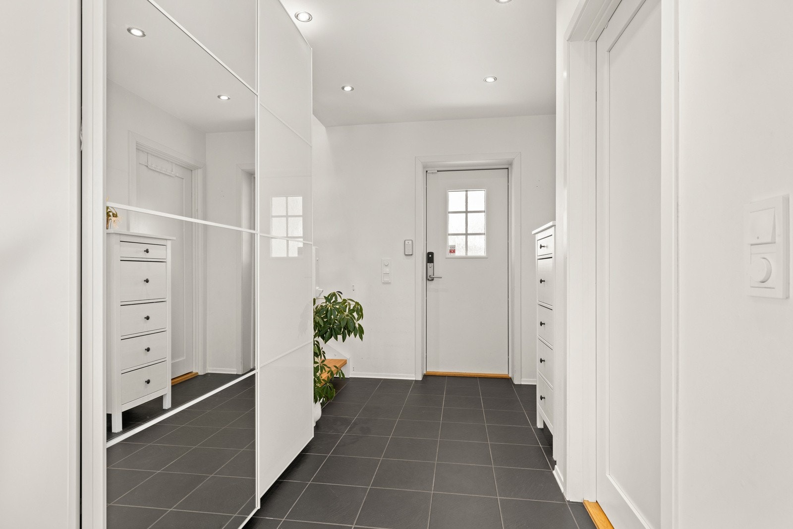 Flislagt gang med skyvedørsgarderobe Galleribilde