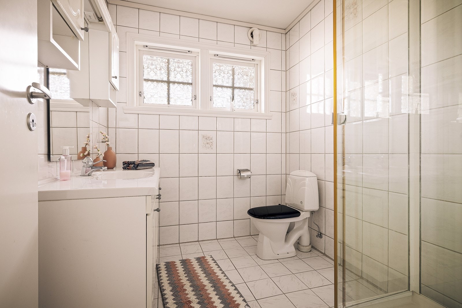 Badet i første etasje er på 4,7 m² og inneholder toalett, servant og dusj | Galleribilde