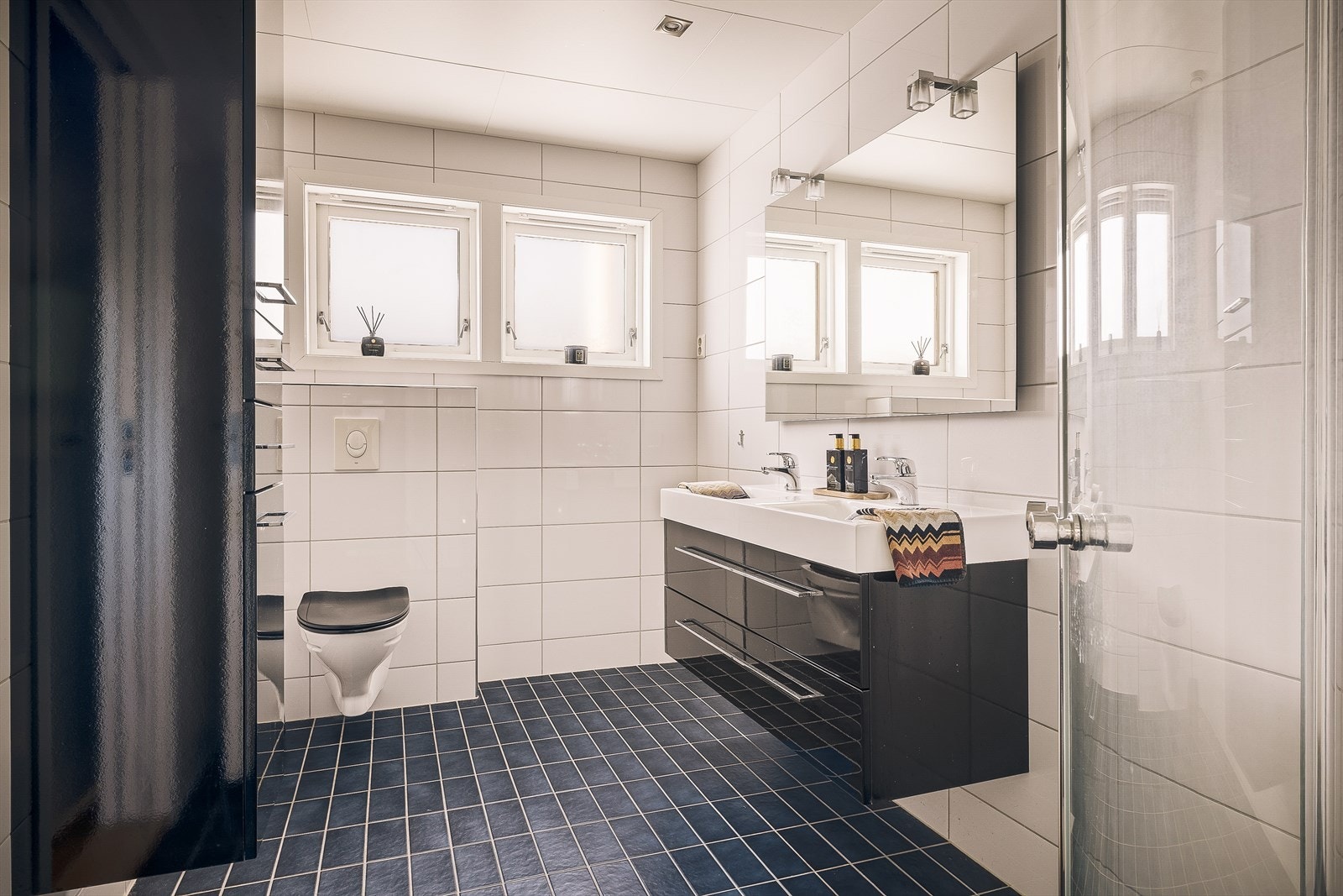 Badet har varme i gulvet for økt komfort | Galleribilde