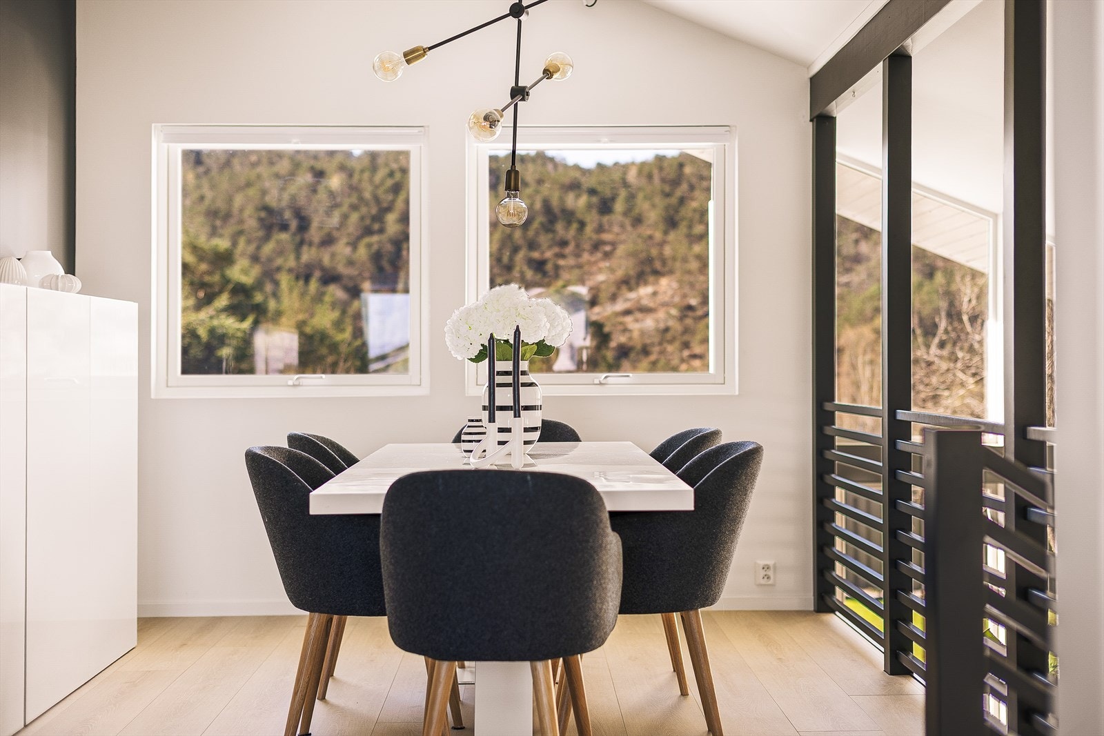 Spisestuen på 14,7 m² ligger i åpen forbindelse med stuen og kjøkkenet | Galleribilde
