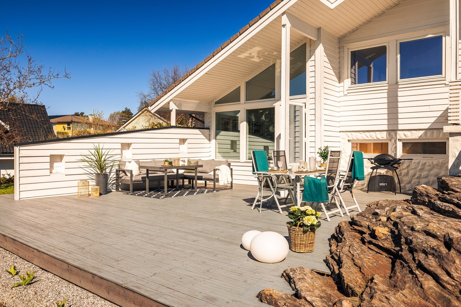 Terrassen er et naturlig samlingspunkt på varme dager, med god plass til både spisebord og loungegruppe | Galleribilde