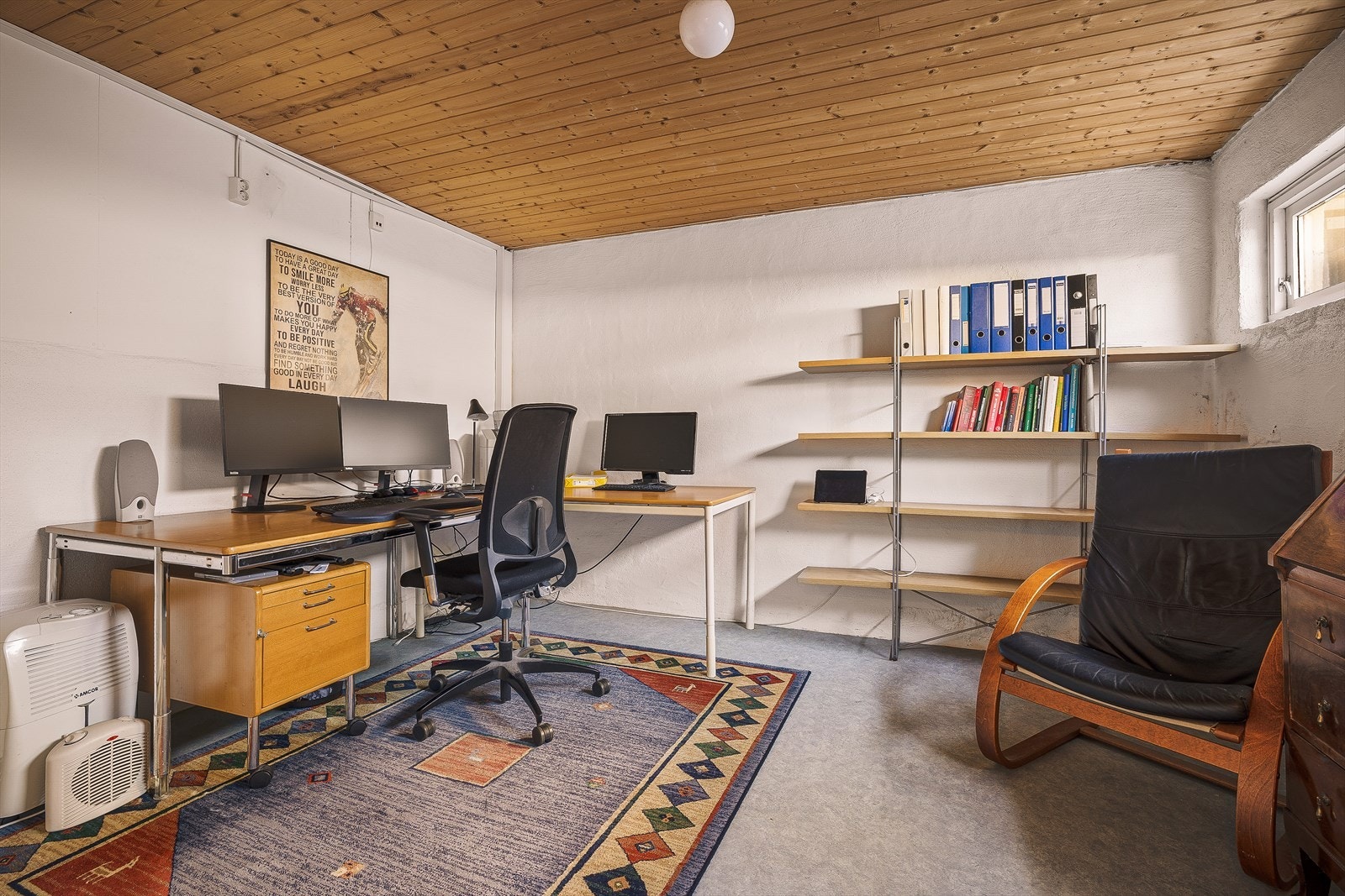 Rom på 13,3 m² som i dag benyttes som kontor av eier. Rommet har ikke godkjent rømningsvindu og er ikke godkjent til varig opphold | Galleribilde