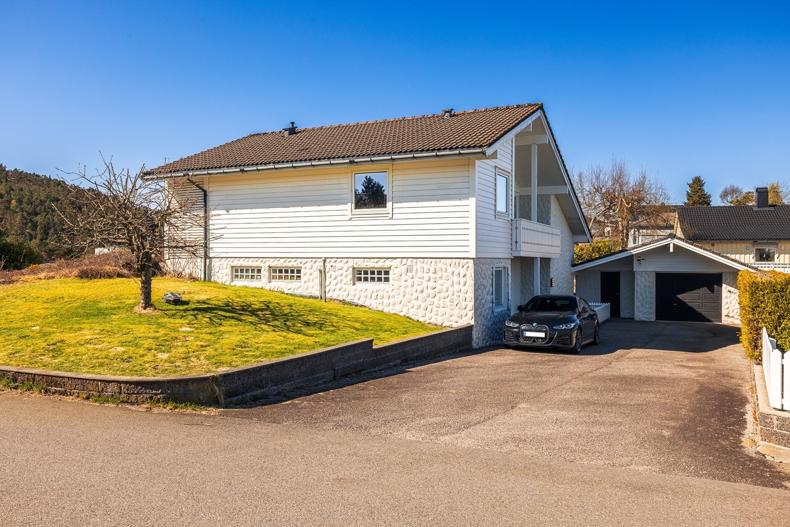 Eiendommen er praktisk tilrettelagt med asfaltert vei og en frittstående garasje på 31 m² | Galleribilde